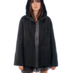 Lammfellmantel 54, schwarzer Kordelzug, Saum und Ärmelbündchen, Fellinnenseite, Leder, Außenseite, Kapuze, Reißverschluss