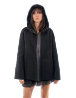 Lammfellmantel 54, schwarzer Kordelzug, Saum und Ärmelbündchen, Fellinnenseite, Leder, Außenseite, Kapuze, Reißverschluss