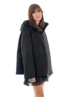 Lammfellmantel 54, schwarzer Kordelzug, Saum und Ärmelbündchen, Fellinnenseite, Leder, Außenseite, Kapuze, Reißverschluss – Bild 2