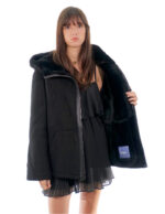 Lammfellmantel 50, schwarzer Kordelzug, Saum und Ärmelbündchen, Fellinnenseite, Leder außen, Kapuze, Reißverschluss – Bild 6