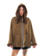 Lammfellmantel 48 olivbraun Kordelzug Saum und Ärmelbündchen Pelzinnenseite aus Leder Kapuze Reißverschluss