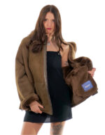 Lammfell Mantel 52 olivbraun Kordelzug Saum und Ärmelbündchen Pelz Innenleder Kapuze nach außen Reißverschluss – Bild 6