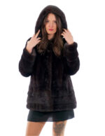 50 horizontale und vertikale Mahagoni-Nerzfelle mit Kapuze und Schlitzen an der Unterseite der langen Ärmel