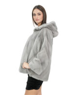 Поперечная шуба из норкового серого сапфира 46 с рукавами 3/4 и капюшоном на молнии — изображение 3