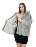 Поперечная шуба из норкового серого сапфира 46 с рукавами 3/4 и капюшоном на молнии — изображение 6