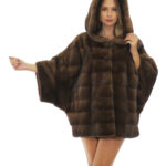 Mantella 42/50 visone orizzontale colore demi bottone al collo manica ala chiusura ganci