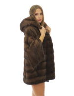 Накидка 42/50 норка, горизонтальный цвет, пуговица на горловине, рукав, застежка-крыло, крючки — изображение 2