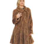 Mantel aus hellgoldenen Nerzblättern 56 glockenförmiges Modell langärmelig mit Umschlag und Paspelkragen