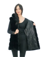 Horizontale Weste aus Nerzpelz 48 schwarz lang 80 cm Verschlusshaken Kapuze gefüttertes Fell – Bild 6