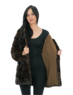 Меховая шуба из красного дерева норка горизонтальная 42 капюшона на подкладке норковые шкуры длинные рукава внешние карманы — изображение 6