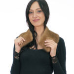 Round collar in gold mink fur 64 cm long 12 cm high with clip buttons