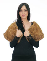 Kragen aus goldenen Nerzblättern mit 28 cm Höhe und 110 cm Länge mit braunem Innenfutter und Hakenverschluss