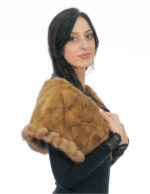 Kragen aus goldenen Nerzblättern mit 28 cm Höhe und 110 cm Länge mit braunem Innenfutter und Hakenverschluss – Bild 3