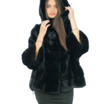 Giacca in visone con vestibilità ampia 48-56 nero con maniche a pelle intera e orizzontale cappuccio pelliccia