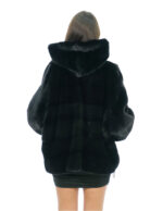 Schwarze, locker geschnittene Nerzjacke 48-56 mit Vollfellärmeln und horizontaler Fellkapuze – Bild 5