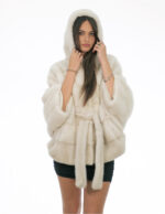 Optischer weißer Nerzpelzumhang 48-56 mit innerem Fellgürtel und mit Nerzfell gefütterter Kapuze