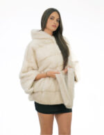 Optischer weißer Nerzpelzumhang 48-56 mit innerem Fellgürtel und mit Nerzfell gefütterter Kapuze – Bild 2