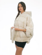 Optischer weißer Nerzpelzumhang 48-56 mit innerem Fellgürtel und mit Nerzfell gefütterter Kapuze – Bild 3