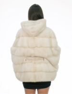 Optischer weißer Nerzpelzumhang 48-56 mit innerem Fellgürtel und mit Nerzfell gefütterter Kapuze – Bild 5