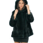 Grüne Nerzjacke 46, volles und horizontales Leder an der Unterseite und an den Ärmelbündchen, Kapuze mit Nerzfellen gefüttert