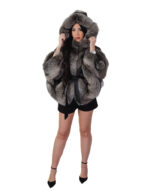 Silberfarbenes 46-54 Kapuzenfuchsfellcape mit Innengürtel, breite V-Passform – Bild 4