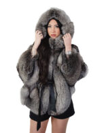 Silberfarbenes 46-54 Kapuzenfuchsfellcape mit Innengürtel, breite V-Passform