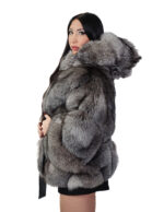 Silberfarbenes 46-54 Kapuzenfuchsfellcape mit Innengürtel, breite V-Passform – Bild 2