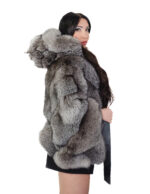 Silberfarbenes 46-54 Kapuzenfuchsfellcape mit Innengürtel, breite V-Passform – Bild 3