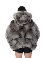 Silberfarbenes 46-54 Kapuzenfuchsfellcape mit Innengürtel, breite V-Passform – Bild 5