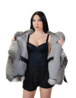 Silberfarbenes 46-54 Kapuzenfuchsfellcape mit Innengürtel, breite V-Passform – Bild 6