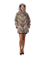 48-54 Grauer Nerzpelz Umhang V-förmige Kapuze Dreiviertel-Ärmel Kordelzug Saum – Bild 4