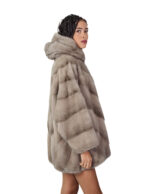 48-54 Grauer Nerzpelz Umhang V-förmige Kapuze Dreiviertel-Ärmel Kordelzug Saum – Bild 3