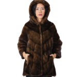 Mantella 48-54 pelliccia di visone demi marrone lavorazione a V cappuccio manica tre quarti coulisse sul fondo