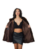 48-54 Brauner Demi-Nerz Pelzumhang V-förmige Kapuze Dreiviertel-Ärmel Kordelzug am Saum – Bild 6