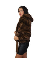 Giacca pelliccia visone orizzontale demi scuro 56 con cappuccio con coulisse manica lunga cintura esterna in pelliccia - immagine 3