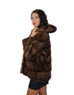 Giacca pelliccia visone orizzontale demi buff marrone 54 con cappuccio con coulisse manica lunga coulisse in vita a sfiancare - immagine 3