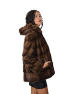 Giacca pelliccia visone orizzontale demi buff marrone 54 con cappuccio con coulisse manica lunga coulisse in vita a sfiancare - immagine 2