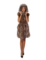 Gilet smanicato di pelliccia di volpe 100 centimetri 46 colore marrone coffee con cappuccio e cintura esterna in pelle - immagine 4