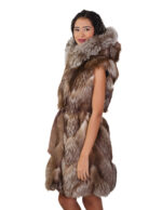 Gilet smanicato di pelliccia di volpe 100 centimetri 46 colore marrone coffee con cappuccio e cintura esterna in pelle - immagine 2