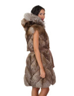 Gilet smanicato di pelliccia di volpe 100 centimetri 46 colore marrone coffee con cappuccio e cintura esterna in pelle - immagine 3