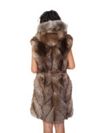 Gilet smanicato di pelliccia di volpe 100 centimetri 46 colore marrone coffee con cappuccio e cintura esterna in pelle - immagine 5