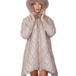 Dove grey diamond-patterned down jacket size 44 with flared hem, side zip fastening at the bottom of the cuff, wool hood, fox trim