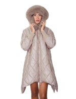 Taubengraue Daunenjacke mit Rautenmuster, Größe 48, mit ausgestelltem Saum, seitlichem Reißverschluss am Ärmelbündchen, Wollkapuze und Fuchspelzbesatz.