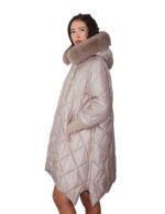 Taubengraue Daunenjacke mit Rautenmuster, Größe 48, mit ausgestelltem Saum, seitlichem Reißverschluss am Ärmelbündchen, Wollkapuze und Fuchspelzbesatz. – Bild 2