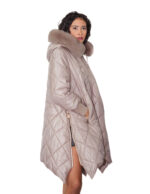 Taubengraue Daunenjacke mit Rautenmuster, Größe 48, mit ausgestelltem Saum, seitlichem Reißverschluss am Ärmelbündchen, Wollkapuze und Fuchspelzbesatz. – Bild 3