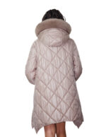 Taubengraue Daunenjacke mit Rautenmuster, Größe 48, mit ausgestelltem Saum, seitlichem Reißverschluss am Ärmelbündchen, Wollkapuze und Fuchspelzbesatz. – Bild 5