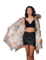 Taubengraue Daunenjacke mit Rautenmuster, Größe 48, mit ausgestelltem Saum, seitlichem Reißverschluss am Ärmelbündchen, Wollkapuze und Fuchspelzbesatz. – Bild 6