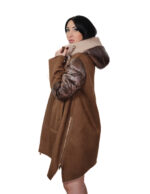 Daunenjacke und Öko-Schaffellcape, Modell 40, braune Kapuze, goldener Reißverschluss und seitliche Reißverschlüsse – Bild 2