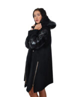 Daunenjacke und Öko-Lammfellcape, Modell 48, schwarze Kapuze, goldener Reißverschluss und seitliche Reißverschlüsse – Bild 3