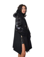 Daunenjacke und Öko-Lammfellcape, Modell 48, schwarze Kapuze, goldener Reißverschluss und seitliche Reißverschlüsse – Bild 2